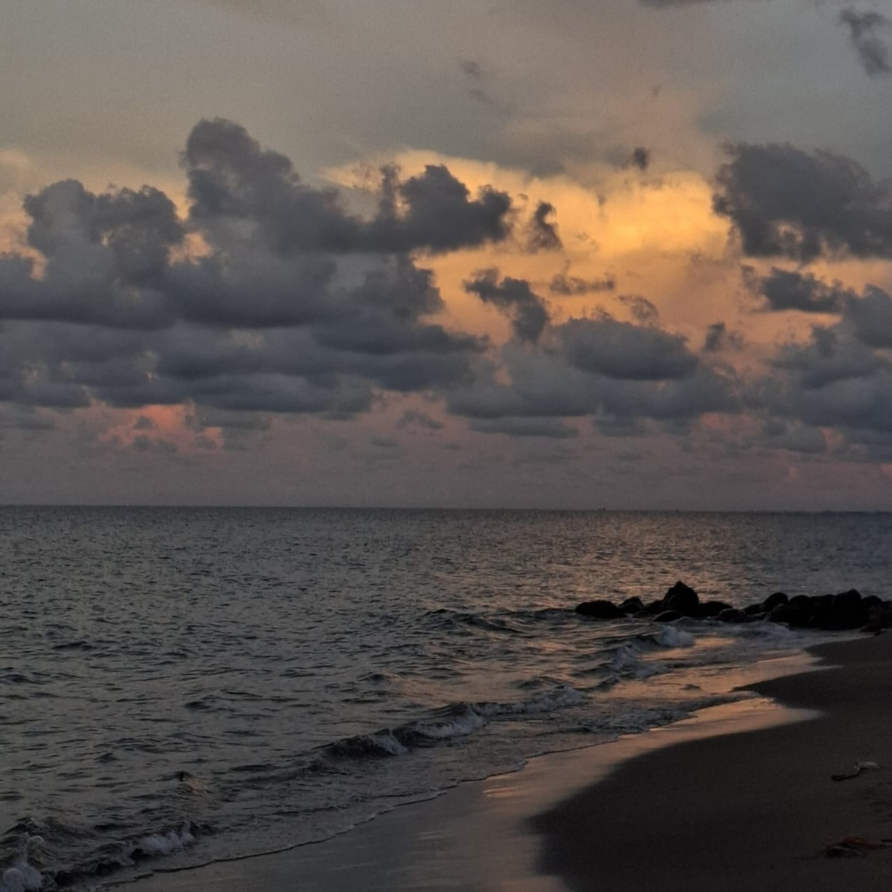Indahnya Sunset di Pantai Ujung Blang, Aceh Utara
